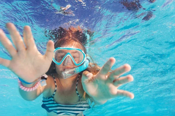 Girl diving under water — Stock Photo, Image