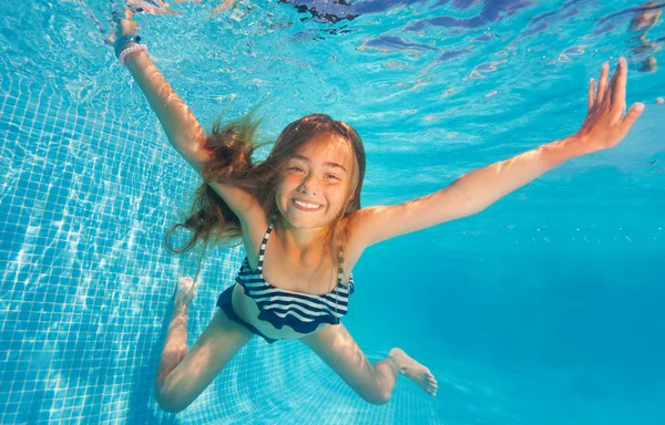 Chica buceo bajo el agua — Foto de Stock