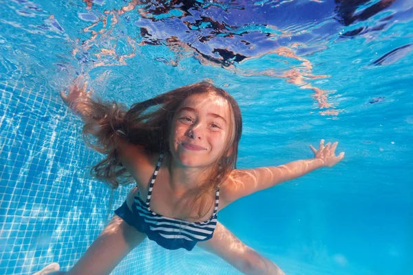 Menina mergulho debaixo de água — Fotografia de Stock