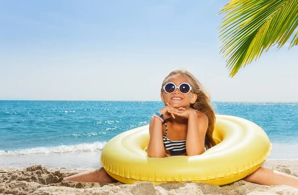 Menina deitada à beira-mar — Fotografia de Stock