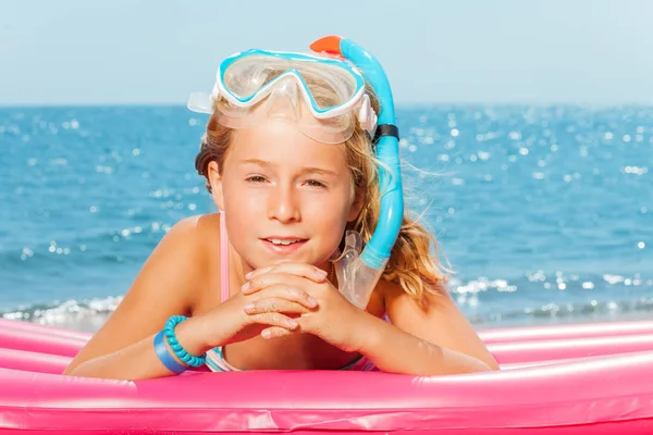 Flicka i snorkling mask om mot havet — Stockfoto
