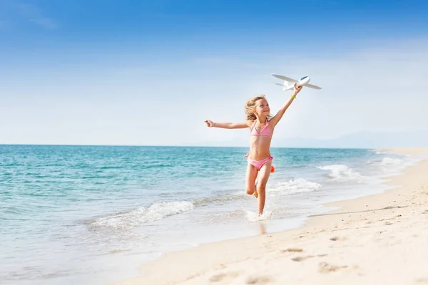 Flicka kör på stranden — Stockfoto