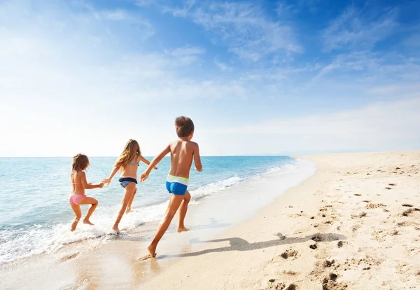 Niños corriendo por la playa —  Fotos de Stock