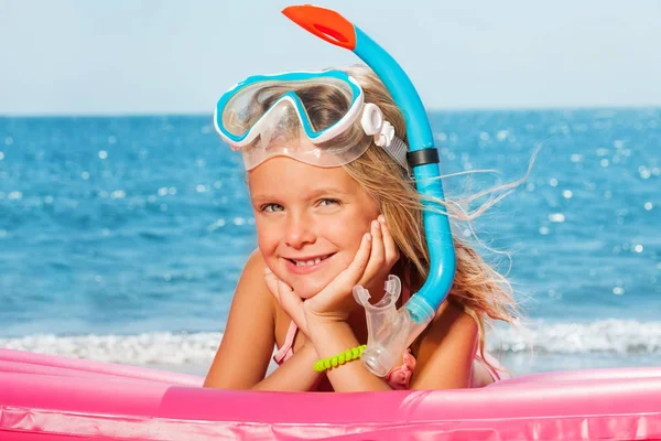 Девушка в маске для подводного плавания, лежащая против моря — стоковое фото