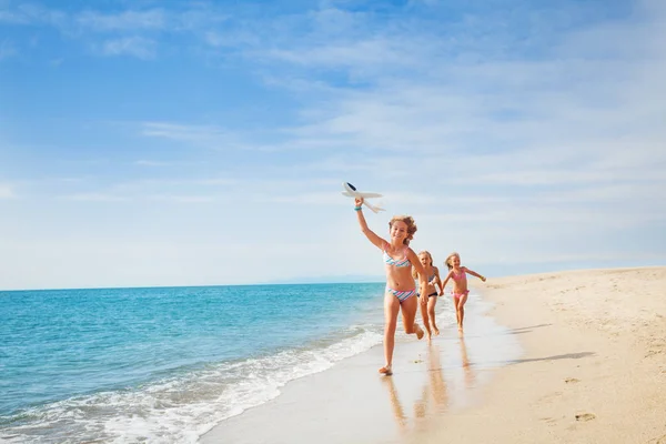 Girls running on beach — Stock Photo, Image