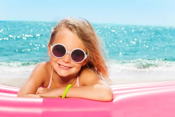 Flicka med att sola på stranden — Stockfoto