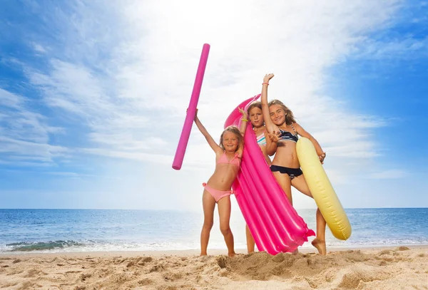 Chicas divirtiéndose en la playa de arena — Foto de Stock