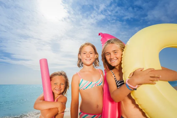 Dziewczyny stojące razem na plaży — Zdjęcie stockowe