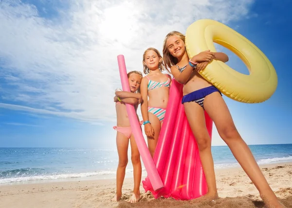 Κορίτσια με πολύχρωμα κολύμπι εργαλεία — Φωτογραφία Αρχείου