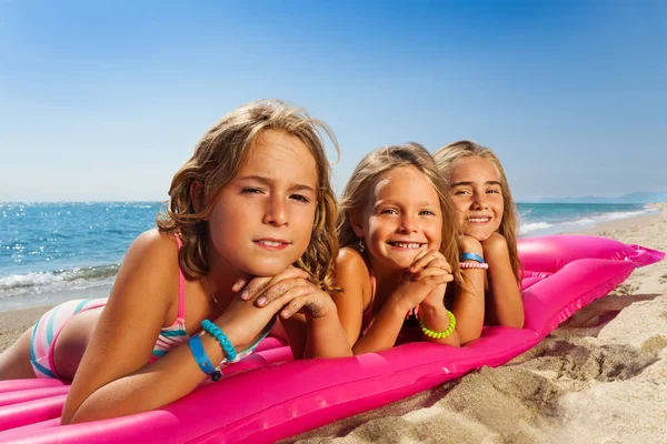 Chicas en colchón inflable —  Fotos de Stock