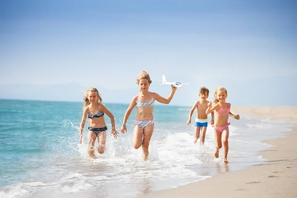 Παιδιά που τρέχουν στην τροπική παραλία — Φωτογραφία Αρχείου