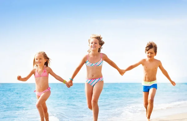 Kinderen lopen op tropisch strand — Stockfoto