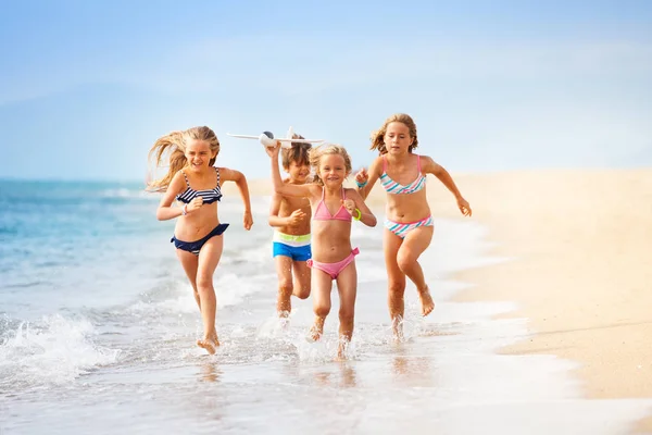 Tropikal beach adlı çalışan çocuklar — Stok fotoğraf