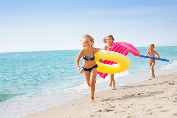 Meninas correndo na praia tropical — Fotografia de Stock