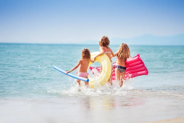 Girls at tropical beach — Stock Photo, Image