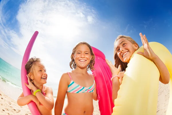 Girls having fun on beach — Stock Photo, Image