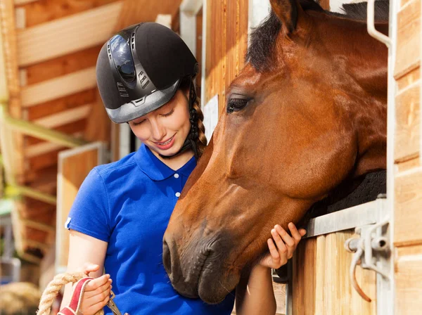 Glad ung kvinna med hennes härlig bay häst — Stockfoto