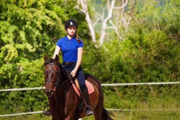 Portrét jezdkyně s parkur koně — Stock fotografie