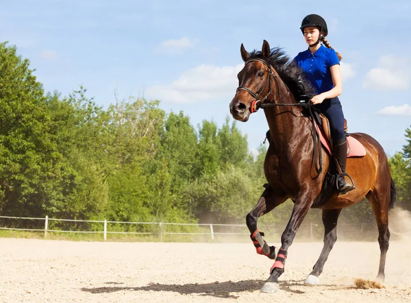 Cavallerizza galoppando a cavallo in pista — Foto Stock