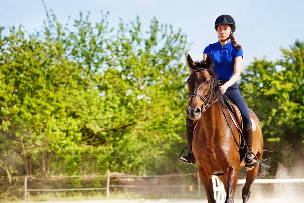 Krásná jezdkyně sedí rozkročmo na koně — Stock fotografie