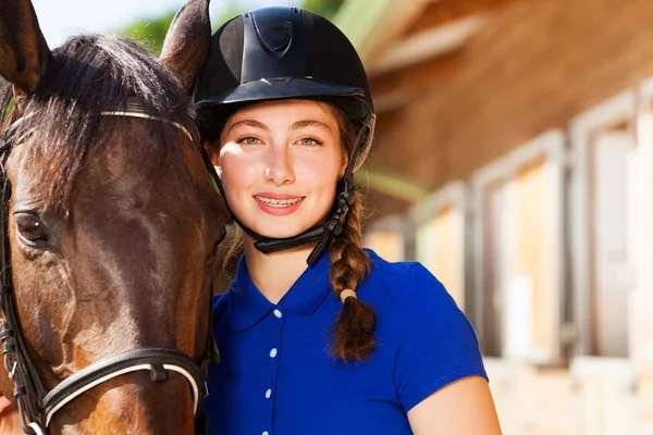 Porträtt av ryttarinna med häst — Stockfoto
