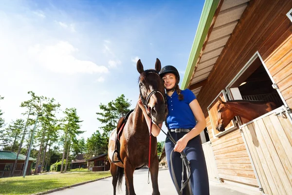 Nöjd ryttarinna kramas renrasig häst — Stockfoto