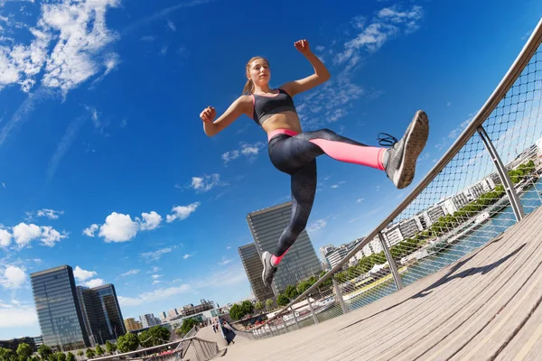 Kadın Atlet Cityscape Karşı Çalışırken Atlama — Stok fotoğraf