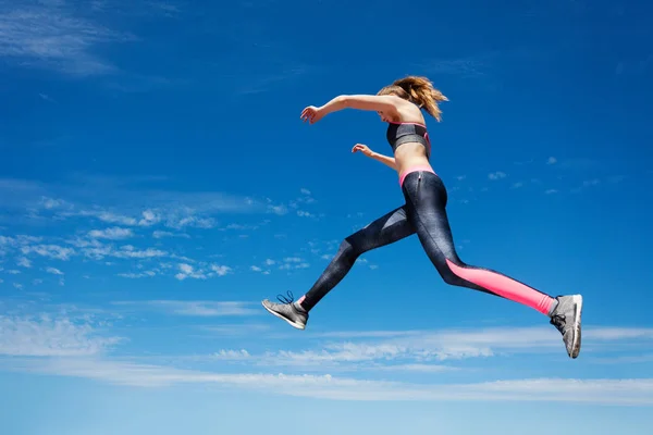 Vista Basso Angolo Atleta Femminile Fermo Aria Mentre Salta Contro — Foto Stock