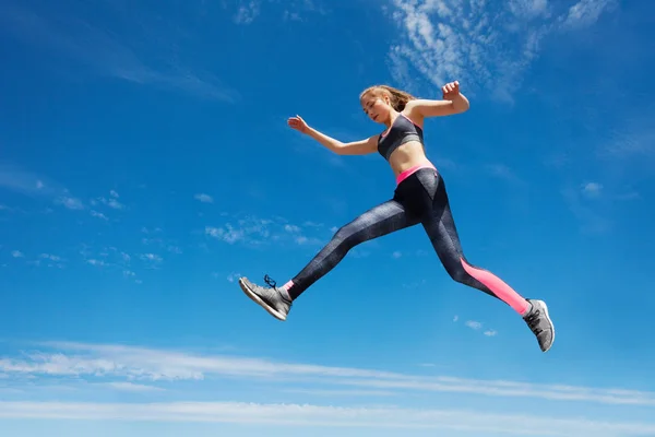 Sportlerin Bleibt Beim Sprung Gegen Blauen Himmel Der Luft Stehen — Stockfoto