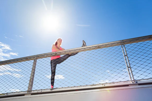 Låg Vinkel Syn Sportiga Ung Kvinna Gör Stretching Övningar Stående — Stockfoto