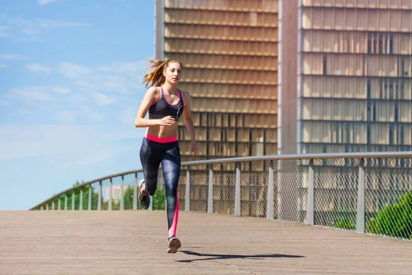 Sportliche Junge Frau Läuft Und Sprintet Draußen Auf Der Rennstrecke — Stockfoto