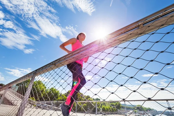 Vista Ángulo Bajo Mujer Activa Corredora Corriendo Puente Día Soleado —  Fotos de Stock