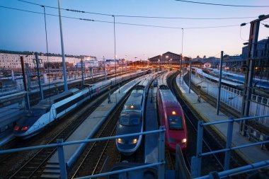 Yüksek hızlı tren Gare Du Nord istasyonuna platformlarının, Boulevard de la Chapelle, Paris, Fransa görüntülemek