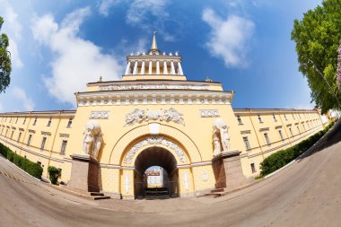 Düşük açılı manzara mavi gökyüzü karşı Admiralty binanın. Merkez Kule cephe ile St Petersburg spire ve altın weathervane sembolü