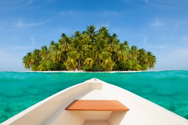 Белая Лодка Плывущая Через Спокойную Бирюзовую Воду Необитаемый Остров Пальмами — стоковое фото