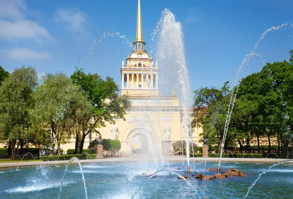 Torre Edifício Almirantado Vista Dos Jardins Alexander São Petersburgo Rússia — Fotografia de Stock