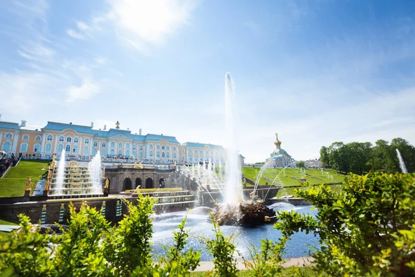 Vista Panorâmica Grande Cascata Fonte Sansão Dia Ensolarado Peterhof Rússia — Fotografia de Stock