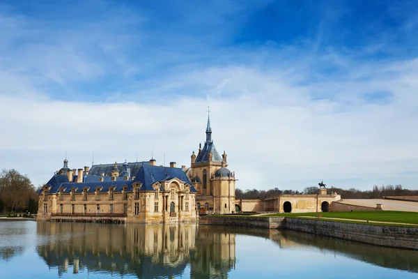 Lago Superfície Espelho Refletindo Chantilly Castelo Céu Azul França — Fotografia de Stock