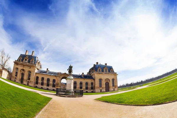 Edificio Great Stables Con Statua Equestre Henri Orleans Primo Piano — Foto Stock