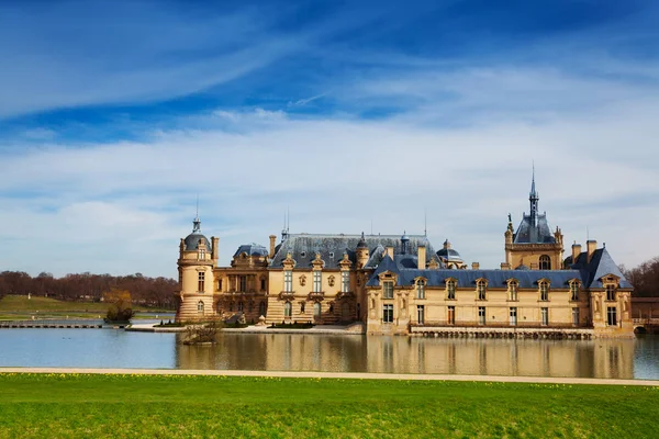 Castillo Chantilly Rodeado Tranquilas Aguas Estanque Francia —  Fotos de Stock