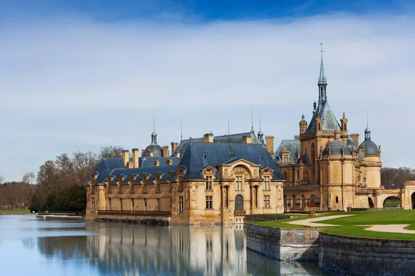 Castillo Cuento Hadas Chantilly Reflejado Aguas Tranquilas Foso Día Soleado —  Fotos de Stock