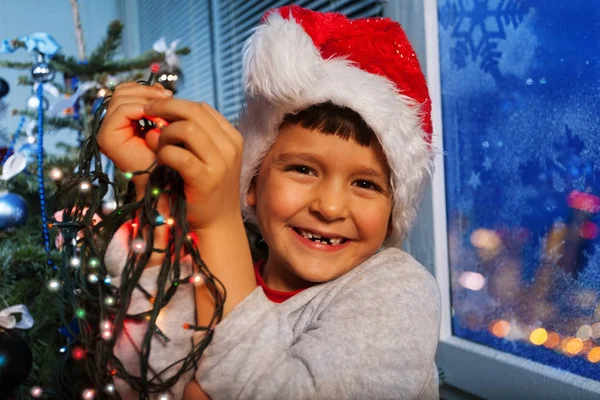 Ritratto Bambino Che Ride Sorridente Tiene Luci Capodanno Procinto Metterle — Foto Stock