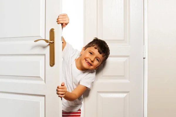 Bonito Guapo Mirando Chico Abrir Curiosamente Blanco Puerta Casa Colgando —  Fotos de Stock