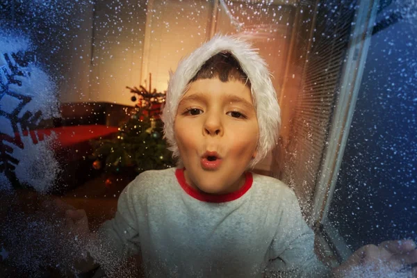 Kleiner Junge Bläst Neujahrstag Mit Gefrorenen Schneeflocken Weihnachtsmütze Auf Das — Stockfoto