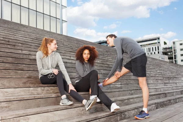 Grupp Två Unga Kvinnor Och Man Bär Träningsoveraller Uppvärmning Före — Stockfoto