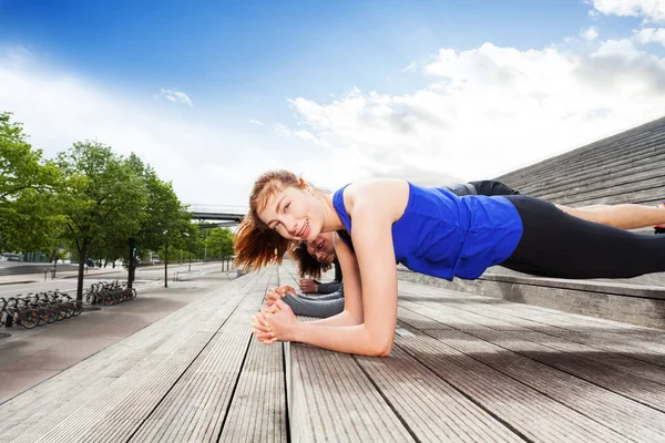 Sportif Gençler Açık Havada Şehir Merdivenlerde Tahta Egzersiz Yaparak Yan — Stok fotoğraf