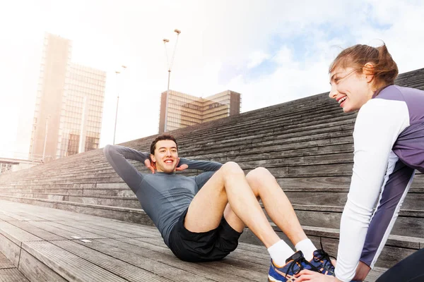 Ενεργός Νεαρός Άνδρας Κάνει Sit Ups Ασκήσεις Θηλυκό Εκπαιδευτή Εξωτερικούς — Φωτογραφία Αρχείου