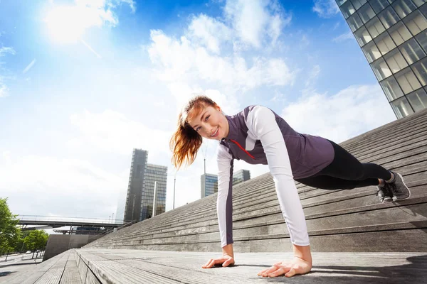 Vista Ángulo Bajo Hermosa Joven Deportista Realizando Ejercicios Tablón Aire — Foto de Stock