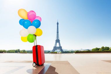 Kırmızı çanta, Eyfel Kulesi karşı bir sokakta duran bağlı çok renkli balon buketi