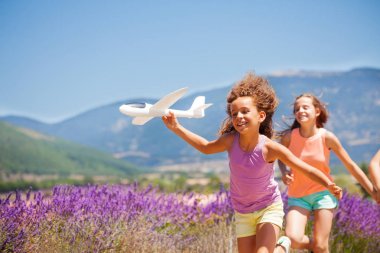 Preteen kızlar ile uçak modeli açık havada çalışan heyecanlı